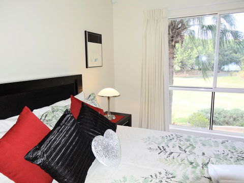 Waterfront Resort Villa With Buggy - Tourism Townsville 11