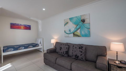 Bilinga Beach Motel - Tourism Townsville 36