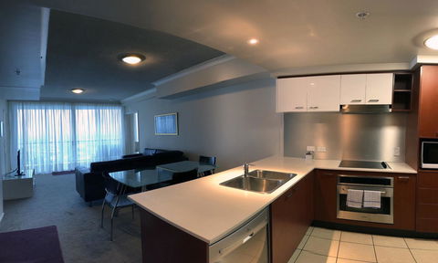 Private 2 Bedroom Apartment @ Chevron Towers - Tourism Townsville 4