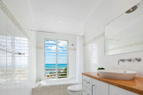 Nautilus On The Hill - Airlie Beach - Tourism Townsville 23