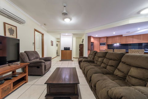 Paradise Penthouse At Waves - Airlie Beach - Tourism Townsville 8