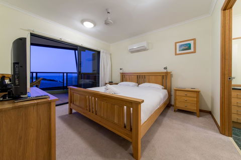 Paradise Penthouse At Waves - Airlie Beach - Tourism Townsville 13