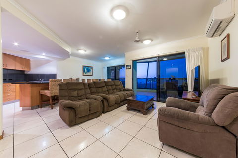 Paradise Penthouse At Waves - Airlie Beach - Tourism Townsville 9