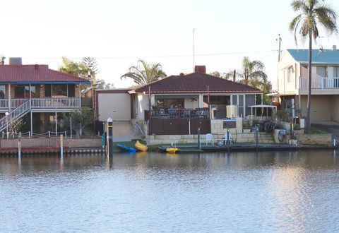 Waterside Resort Style - Tourism Townsville 2