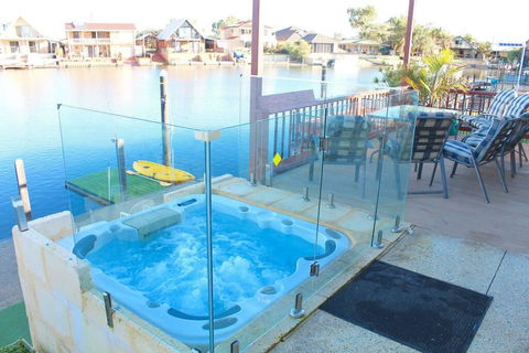 Waterside Resort Style - Tourism Townsville 0