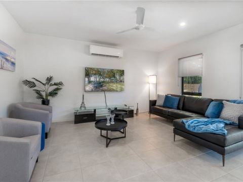 Waves - Tropicana - Clifton Bea - Tourism Townsville 3