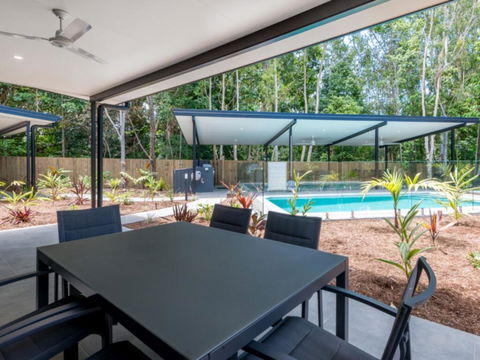 Waves - Tropicana - Clifton Bea - Tourism Townsville 1