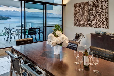 Waves 3 Luxury 3 Bedroom Endless Ocean Views Central Location + Buggy - Tourism Townsville 0