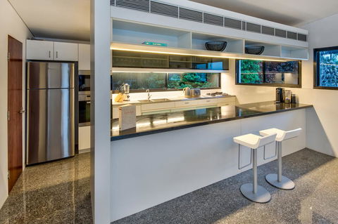 Waves 5 Luxury 3 Bedroom Breathtaking Ocean Views Central Location - Tourism Townsville 1