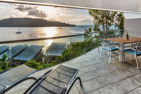 Waves 5 Luxury 3 Bedroom Breathtaking Ocean Views Central Location - Tourism Townsville 2