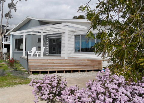 WHITE SHELLS HOLIDAY RENTAL - Tourism Townsville 0