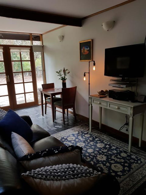 William Hunt's Retreat - Redwood Studio - Tourism Townsville 3