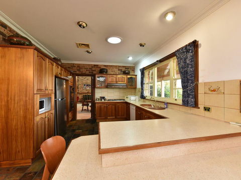 Wine Country Homestead 4-6br House - Tourism Townsville 3