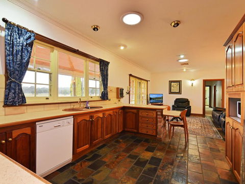 Wine Country Homestead 4-6br House - Tourism Townsville 2