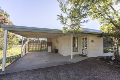 Woongara Cottage - Pet Friendly Country Retreat - Tourism Townsville 3