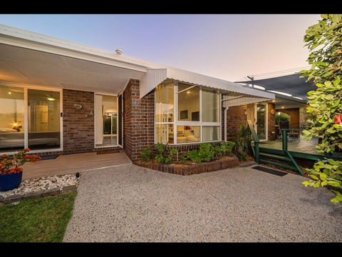 Woorim Secluded Palms Cottage - Tourism Townsville 0