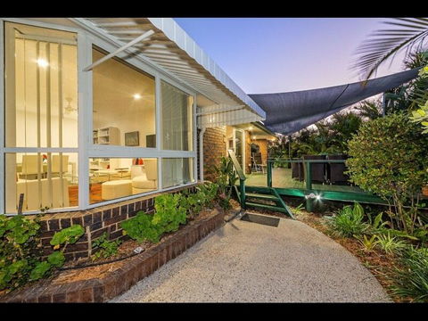 Woorim Secluded Palms Cottage - Tourism Townsville 1