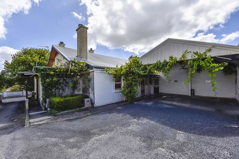 Wyatt Guest House - Tourism Townsville 1