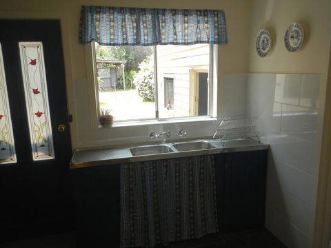 Yarram Cottage: Art And Accommodation - Tourism Townsville 2