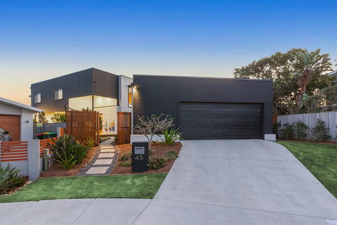 Ziba On Collins - Tourism Townsville 0