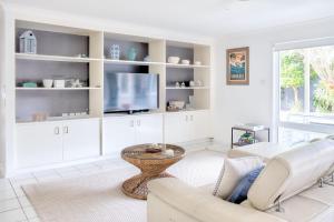 Relax At Bokarina Beach House Walk To Beach Relax By The Pool - Tourism Townsville 6