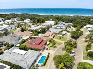 Relax At Bokarina Beach House Walk To Beach Relax By The Pool - Tourism Townsville 4