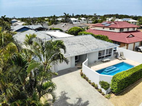 Relax At Bokarina Beach House Walk To Beach Relax By The Pool - Tourism Townsville 2