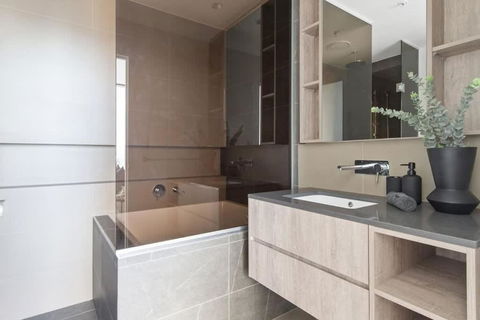 A 2BR Apt With Amazing City Views, FREE Parking - Tourism Townsville 2