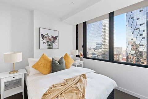 A 2BR Apt With City Views Next To Southern Cross - Tourism Townsville 0