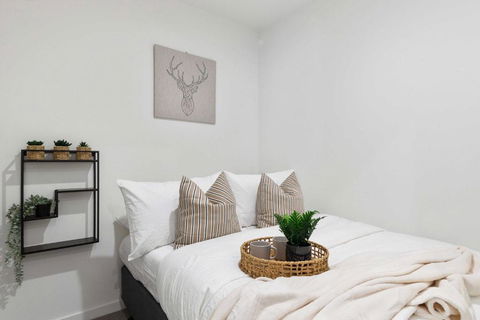 A Chic 2BR Apt Right Next To Melbourne Central - Tourism Townsville 4