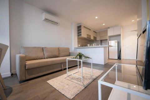 A Chic 2BR CBD Apartment Near Southern Cross - Tourism Townsville 3