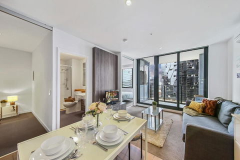 A Chic 2BR Home Near Southern Cross City Views - Tourism Townsville 0