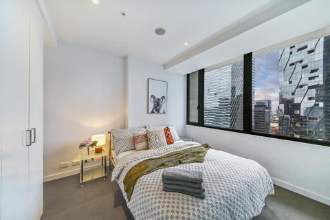 A Chic 2BR Home Near Southern Cross City Views - Tourism Townsville 3