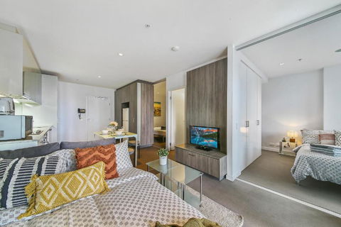A Chic 2BR Home Near Southern Cross City Views - Tourism Townsville 2