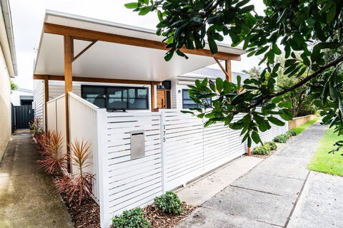 A Chic Coastal Hideaway At Toowoon Bay Beach - Tourism Townsville 1