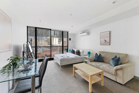 A Chic Studio Only A 4-min Walk To Victoria Market - Tourism Townsville 0