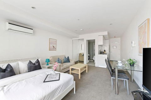 A Chic Studio Only A 4-min Walk To Victoria Market - Tourism Townsville 1