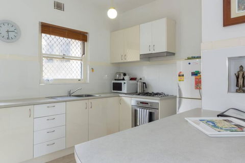 B6 Crawley Apartment 1 BRM & Sleepout Near UWA - Tourism Townsville 3