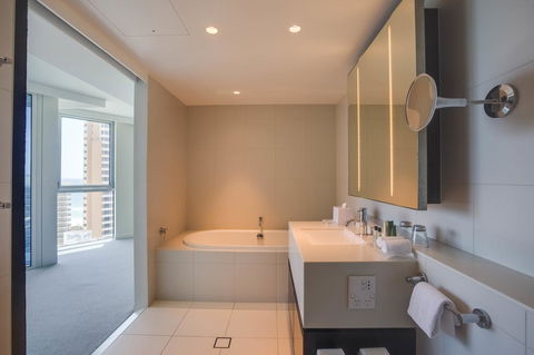 Hilton Surfers Paradise Hotel & Residences - Tourism Townsville 4