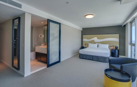 Hilton Surfers Paradise Hotel & Residences - Tourism Townsville 10