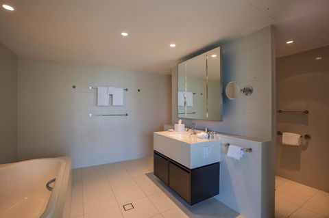 Hilton Surfers Paradise Hotel & Residences - Tourism Townsville 7