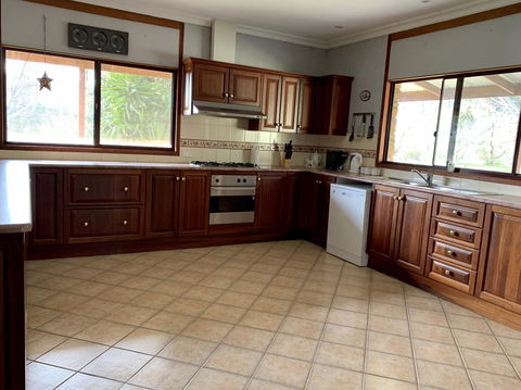 Beeâ€™s Place - 3 Bedroom Home On 10 Acres Of Land With Distant Ocean Views - Tourism Townsville 2