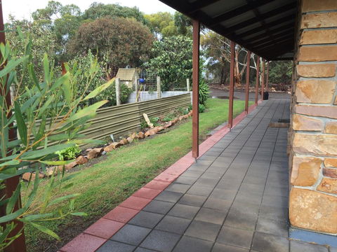 Beeâ€™s Place - 3 Bedroom Home On 10 Acres Of Land With Distant Ocean Views - Tourism Townsville 24