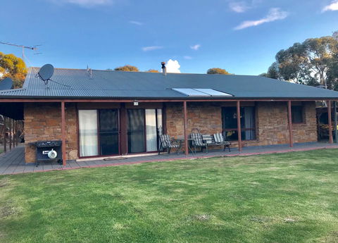 Beeâ€™s Place - 3 Bedroom Home On 10 Acres Of Land With Distant Ocean Views - Tourism Townsville 11