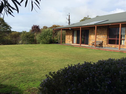 Beeâ€™s Place - 3 Bedroom Home On 10 Acres Of Land With Distant Ocean Views - Tourism Townsville 4