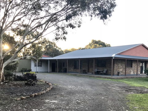 Beeâ€™s Place - 3 Bedroom Home On 10 Acres Of Land With Distant Ocean Views - Tourism Townsville 14