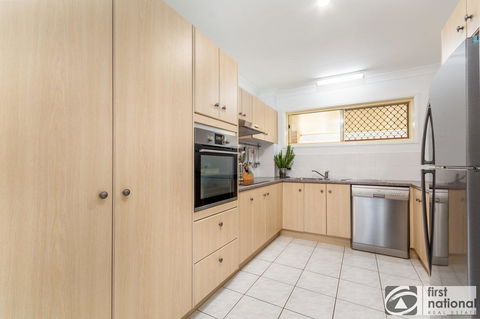 Immaculate Spacious Second Floor Unit Overlooking Pristine Parklands - Tourism Townsville 7