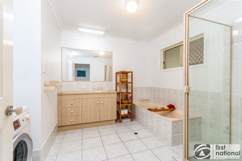 Immaculate Spacious Second Floor Unit Overlooking Pristine Parklands - Tourism Townsville 1
