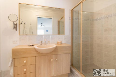 Immaculate Spacious Second Floor Unit Overlooking Pristine Parklands - Tourism Townsville 13