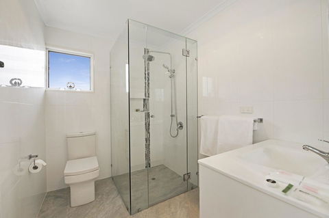 Fishing And Swimming At Your Doorstep - Sylvan Beach Esp, Bellara - Tourism Townsville 9